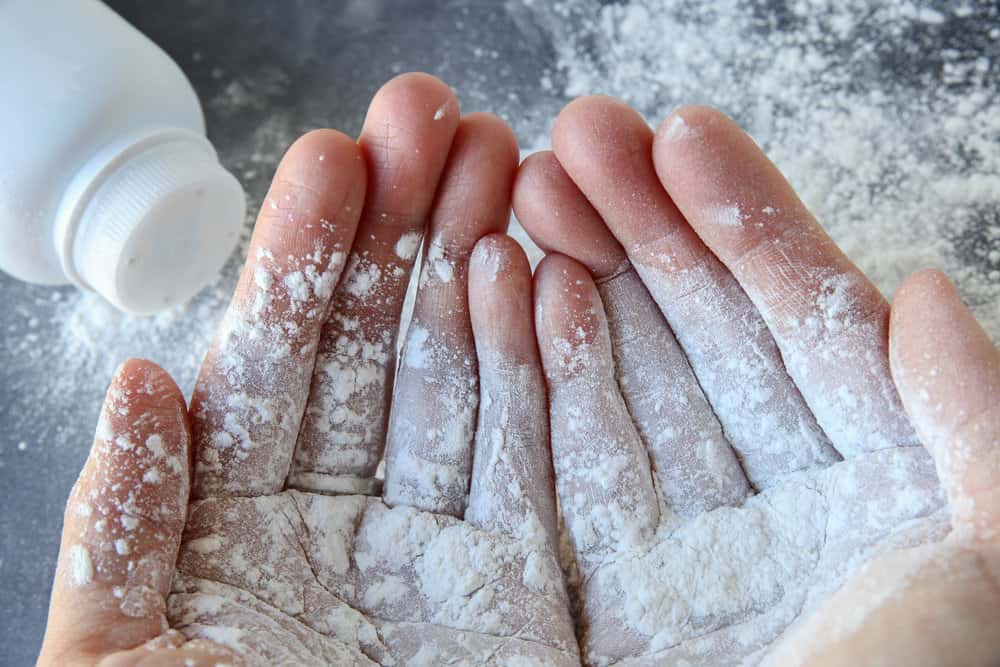 baby-powder-lawsuits pic of talc-based baby powder in hands