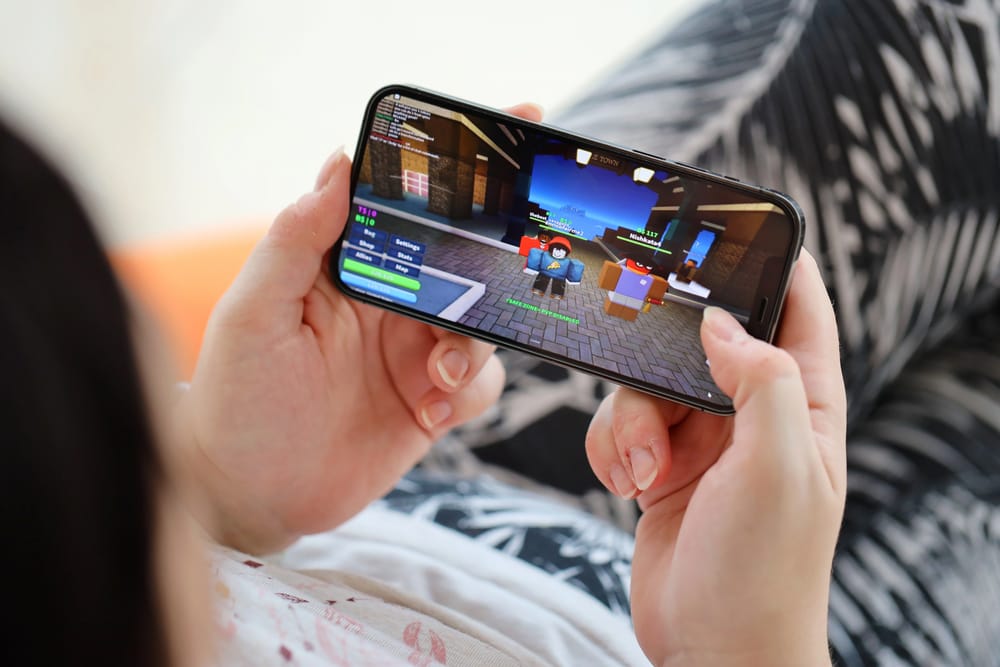roblox-video-game-addiction-lawsuits teen playing roblox on phone